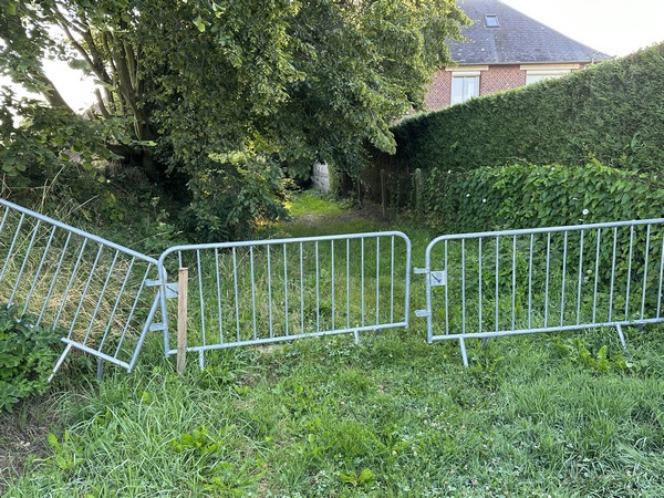 Des barrières se trouvent sur la sortie du chemin à Flamanville. Elles laissent passer les marcheurs, et aucun affichage n'explique leur présence...&nbsp;