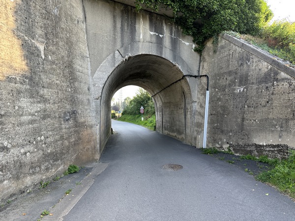 En sortant de Flamanville, nous passons sous la ligne ferroviaire de Paris au Havre.