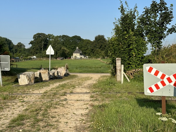 Nous traversons une voie ferrée privée provenant de la gare de Motteville et à destination de l'entreprise Gardet &amp; de Bezenac (déchets industriels).