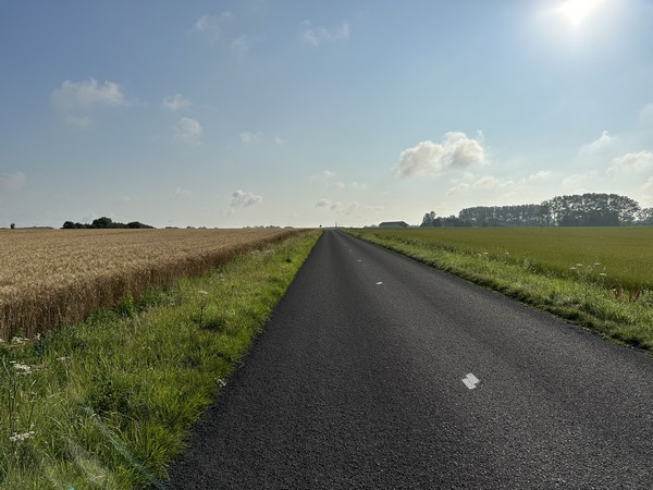 Nous suivons maintenant la rue des Mares (D467), passage le moins agréable de cette charmante balade.