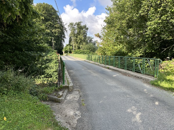 Nous sommes arrivés rue des Poulies, à l'entrée de Motteville, et allons traverser la ligne ferroviaire Paris Le Havre en passant au-dessus cette fois-ci.