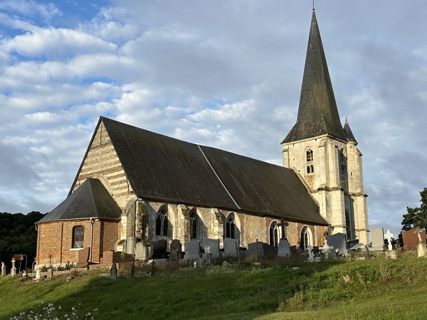 Nous quittons le parking de la mairie, et longeons l'église Notre-Dame-et-St-Jacques (XIIIe -> XVIIIe), perchée sur sa motte féodale.
