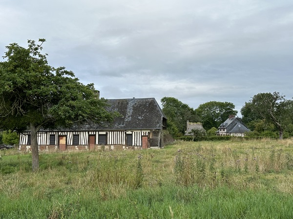 Au sommet, nous longeons le hameau de la Bocherie avec ses maisons traditionnelles à pans de bois. D'autres photos du patrimoine bâti sont dans l'album de la rando.