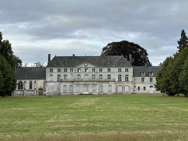 Le château du Bois-Héroult (XVIIIe) remplace une construction plus ancienne dont on a conservé quelques parties, dont la chapelle (XVIe). Une remarquable groupe sculpté de l'Annonciation, visible au Musée du Moyen Âge à Paris, provient de ce château. Il semble désormais un peu à l'abandon.
