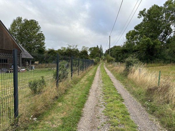 Les chemins ne manquent pas sur cet itinéraire. Voici le Chemin Marchand qui monte vers le hameau des Epinais.