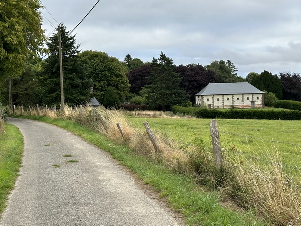 Depuis l'impasse des Bois, nous voyons cette dépendance du manoir de la Hennière. C'est tout ce que nous verrons du manoir en cette saison.&nbsp;