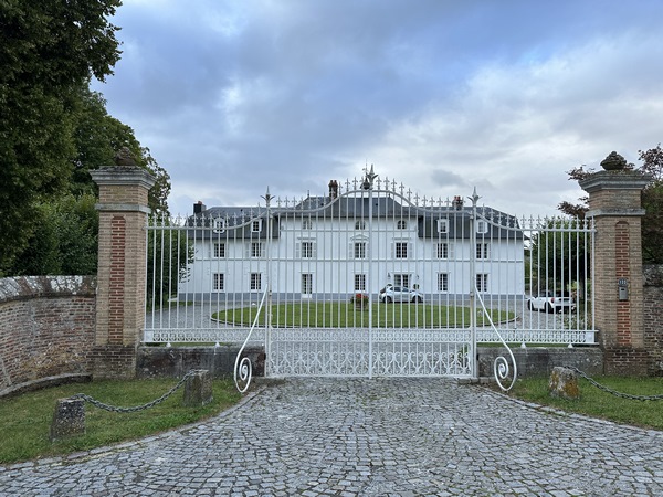 Nous longeons le château de la Ferté à la Bertouderie, et prenons la direction de l'ouest.