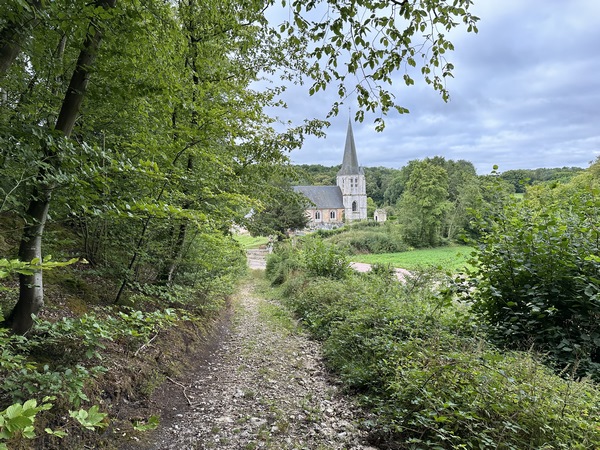 Le chemin débouche à proximité de l'église Notre-Dame-et-St-Jacques.