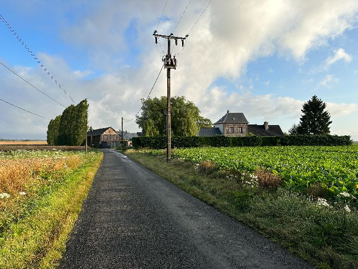 Nous marchons vers la ferme du Mont Fautrel, que nous allons contourner pour tourner vers le nord. A noter, en face de la ferme, une borne kilométrique au cartouche rouge sur un chemin communal !