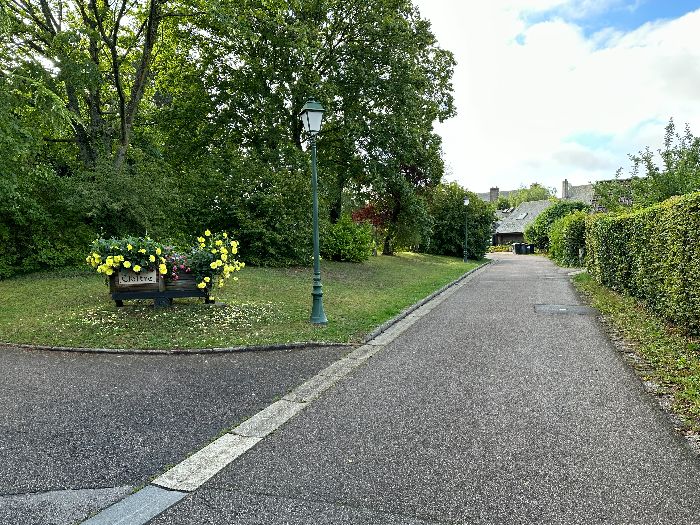 Nous arrivons place du Cloître où se trouve la mairie.
