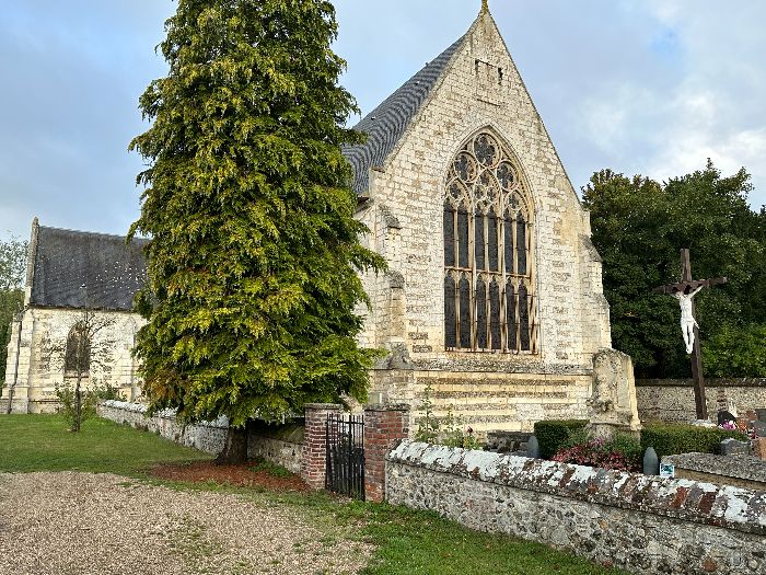La collégiale Saint-Louis est désormais l'église paroissiale de la Saussaye. Détruite à deux reprises par des incendies, elle a été totalement reconstruite au XIXe siècle. Elle abrite un musée des Charitons.