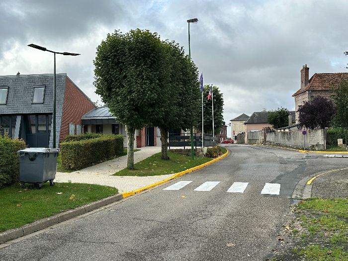 Nous retrouvons la mairie et l'église de St-Pierre.&nbsp;