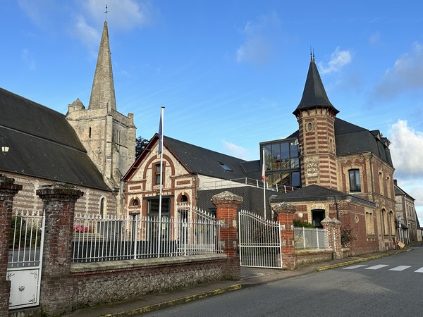 Nous partons du parking qui est à l'entrée du bourg, et longeons ici la mairie et l'église Saint-Martin.