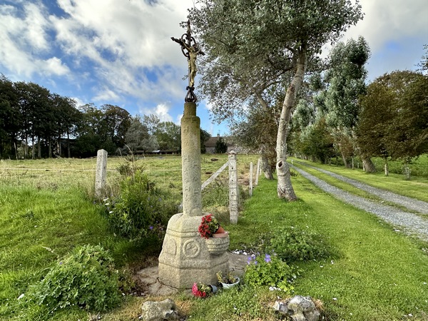 Le calvaire d'Alventot (XVIe) avait la réputation de guérir de l'ivresse et d'aider les jeunes enfants à marcher. Il semble toujours efficace si l'on en juge par les fleurs déposées à son pied.