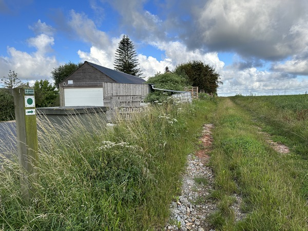 Au bout de l'impasse des Hauts de Orival, nous tournons sur ce chemin. On voit, à gauche, l'une des nombreuses balises de ce circuit.