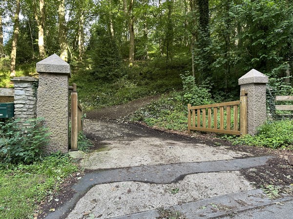 Avant d'entrer dans Colleville, nous entrons ici. Pas d'inquiétude, il s'agit d'un parc municipal. Il faut prendre le chemin à gauche après l'entrée.