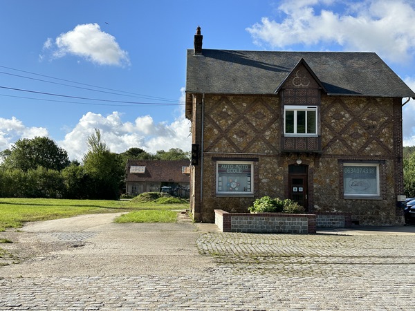 Nous rejoignons la Véloroute du Lin sur l'ancienne voie ferrée Dieppe - Fécamp. Par chance, elle n'a pas encore été bitumée sur cette partie. Nous longeons d'anciennes installations de la gare de Colleville.