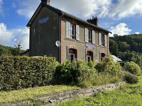 Et voici l'ancienne gare voyageurs de Colleville - Ste-Hélène. On peut encore voir le quai. Les propriétaires ont conservé les panneaux de la gare, et les messages de prudence pour la traversée des voies.