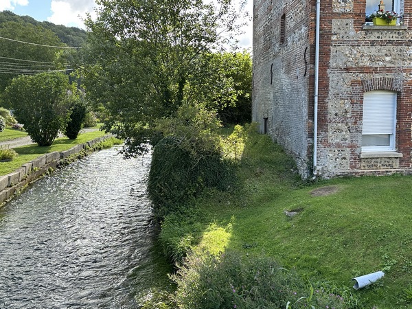 Nous quittons la Véloroute du Lin pour traverser la Valmont au niveau de cet ancien moulin.