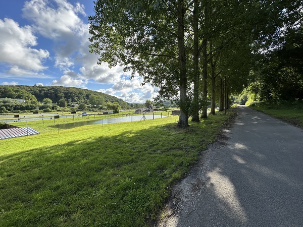 Nous quittons la Promenade des Etangs, et continuons sur la route de Gredolle. C'est une petite route totalement déserte, les voitures sont sur la D150, de l'autre côté de la vallée.