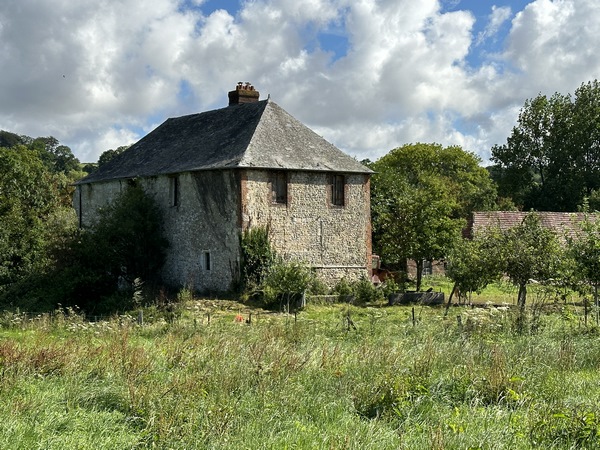 Nous longeons la maison forte du Bec au Cauchois. Les maisons fortes étaient principalement situées aux abords des bourgs, le long des routes principales ou à la frontière d'une seigneurie. Elles appartenaient à des cadets, à des parents ou à des alliés de grandes familles seigneuriales.