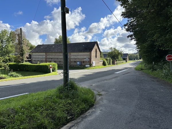 Nous allons traverser la D150 pour continuer sur le Chemin des Hates.