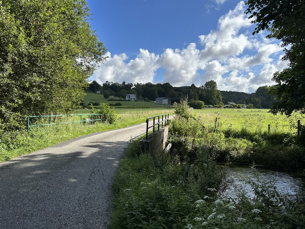 Nous traversons la Valmont et continuons sur le Chemin des Hates.