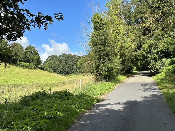 Le Chemin des Hates est une petite route qui monte vers le hameau de Miquetot.