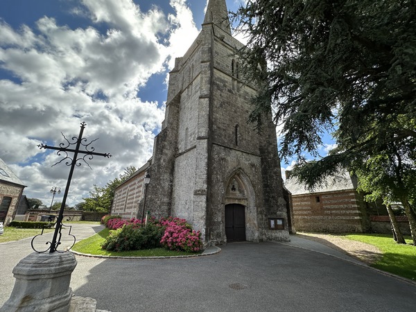 Nous passons par le parvis de l'église Saint-Martin, avant de rejoindre le parking.