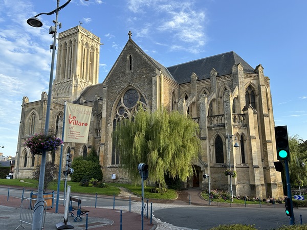 Nous partons du parking proche de l'église néogothique Saint-Martin (XIXe), et prenons la direction du sud.