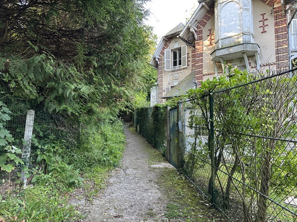 Après quelques pas, nous entrons sur le Vieux Chemin de St-Vaast, qui se glisse entre les villas du XIXe.