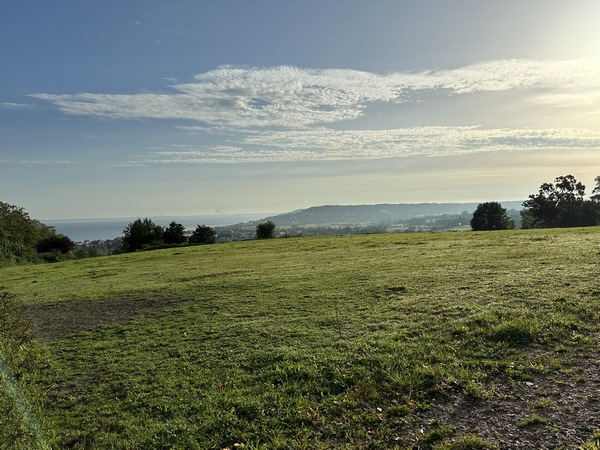 Au sommet, nous avons droit à une brève vue sur mer.&nbsp;