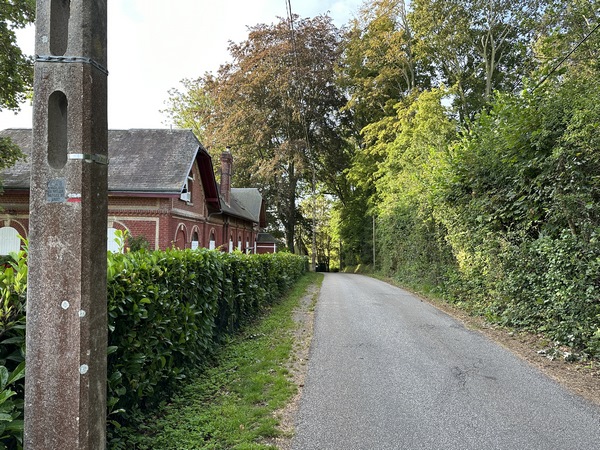 Nous rejoignons le GR26, et nous le suivons sur le Chemin de Saint-Vaast, qui est une petite route très tranquille.