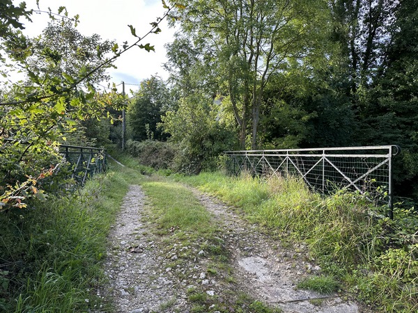 Nous passons au dessus de la ligne de Mézidon à Trouville-Deauville, qui dessert Villers-sur-Mer.