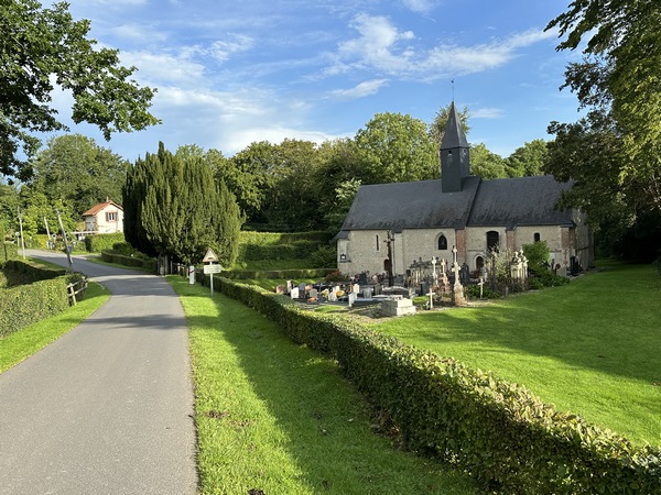Nous sommes à Saint-Vaast-en-Auge. L'église Saint-Vaast (XIIIe XVe) et la mairie sont isolées dans un village à l'habitat dispersé.