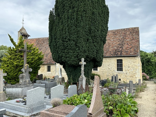 L'église Notre-Dame d'Auberville (XIIe) est dotée d'un clocher-mur. Elle a été entièrement restaurée par une association locale en 2022.