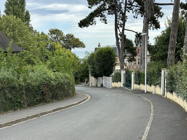 Nous voilà de retour à Villers-sur-Mer, nous continuons tout droit pour retrouver l'église Saint-Martin.