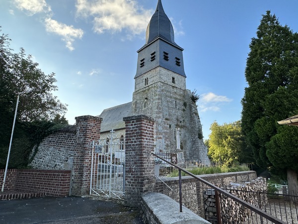 Nous partons du parking de la mairie, et allons passer le portail de l'église pour rejoindre l'itinéraire. L'église Saint-Pierre (XIIe XIIIe) est dotée d'un clocher à bulbe en tuffeau.