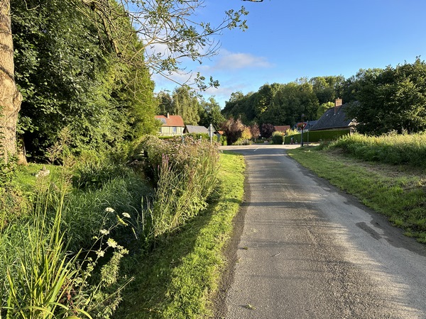 Nous allons traverser Saint-Mards. La Vienne n'était jamais loin de nous depuis le départ, mais maintenant nous marcherons près de la rivière jusqu'à Lamberville.