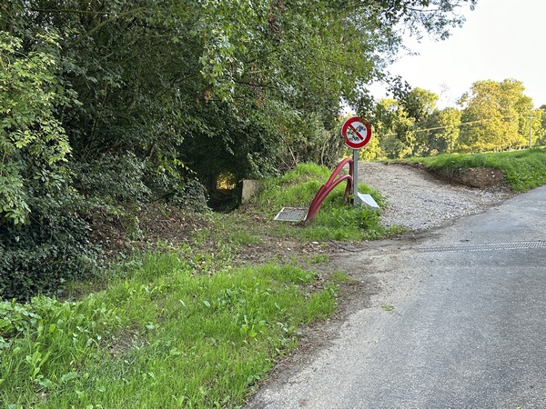 Attention, à la sortie de Saint-Mards, l'entrée du chemin suivant est très discrète. C'est le panneau d'interdiction qui a attiré notre attention.&nbsp;
