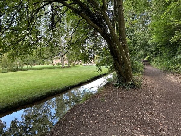 Le parc du château est ponctué de pièces d'eau et traversé de canaux et de douves alimentées par des sources indépendantes de la Saâne. Regard arrière sur notre chemin.