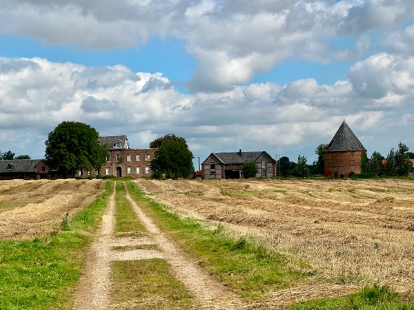 Nous passons devant l'ancien haras de Bosc-Renoult. La ruine est récente, mais semble irréversible.&nbsp;
