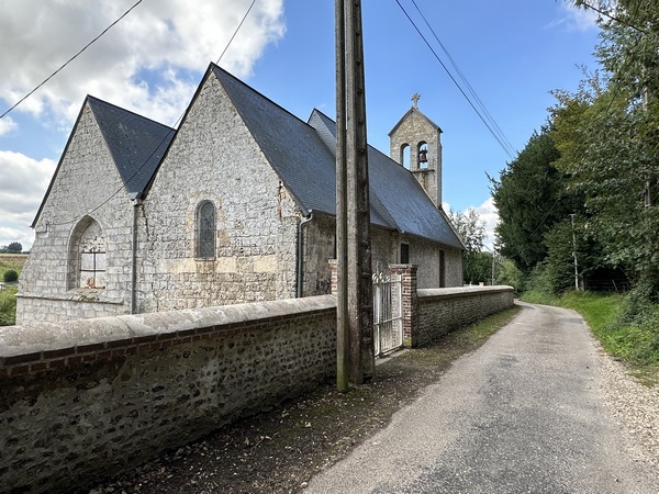 Nous contournons l'église Sainte-Geneviève équipée d'un clocher-mur de style roman, unique en Seine-Maritime. Deux châteaux sont sur notre droite, invisibles.