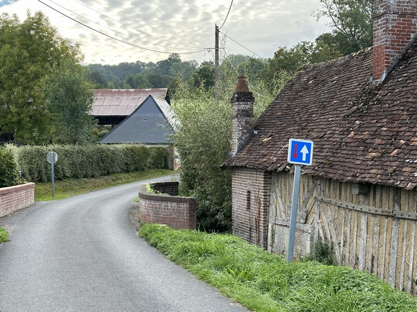 Nous avons traversé la D85, et continuons sur cette petite route, le Chemin de St-Aubin Lébizay.