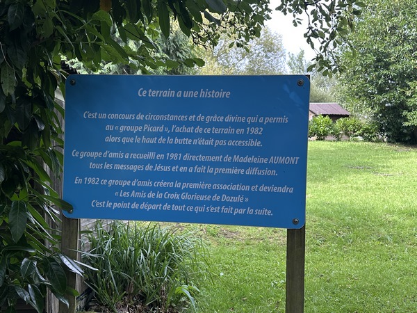 En entrons dans Dozulé, et passons devant la butte de la Croix Glorieuse. Tous les panneaux explicatifs sont dans l'album de la rando.