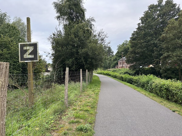 Garés près de l'ancienne gare de Duclair, nous entrons directement sur l'ancienne ligne ferroviaire Barentin-Caudebec. L'aménagement en voie verte a préservé certains éléments de la voie ferrée, comme ce panneau d'entrée en zone à vitesse limitée.