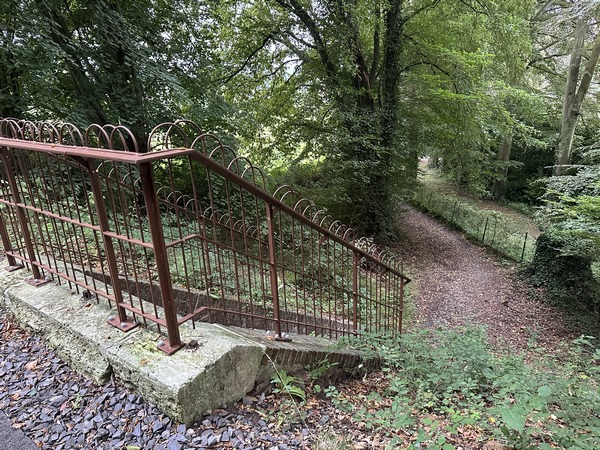 Ce passage piétonnier sous l'ancienne voie ferrée a été préservé. C'est le Chemin de la Quenette qui mène vers Saint-Paul.