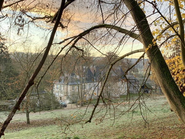 Nous passons derrière le château du Taillis. Bâti sur les fondations d’une maison forte du XIIIe siècle, il a été édifié vers 1530 par Jehan du Fay du Tailly. Les pavillons sont du XVIIe siècle et les ailes du XVIIIe siècle. (Photo 12/2019)