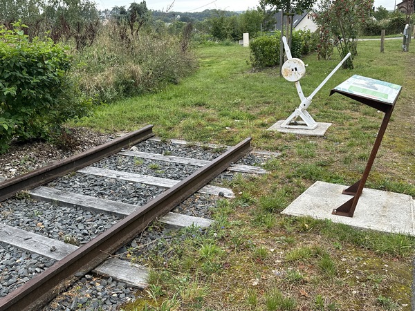 Eléments de l'ancienne voie ferrée mis en valeur à l'emplacement de la gare de Yainville. Les photos des panneaux d'informations sont dans l'album de la randonnée.