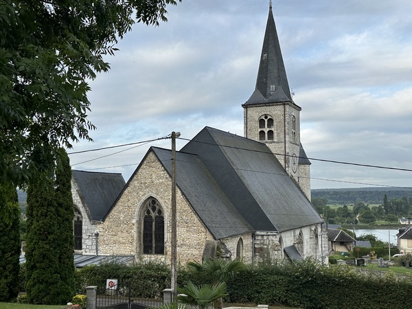 Eglise Saint-Nicolas du Trait (XIIIe, XVIe). Son clocher porche date de 1863.